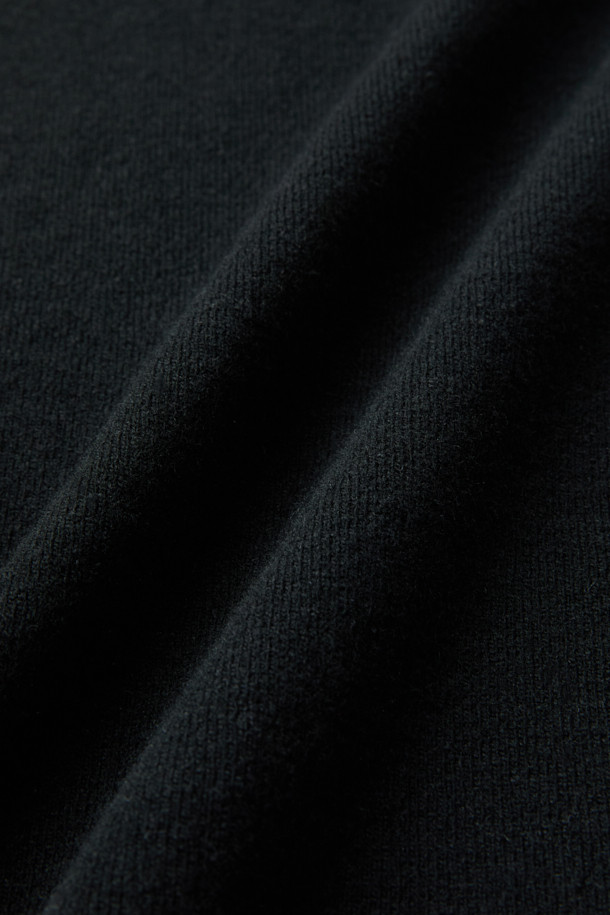 **Souple(수플) 울져지 밴딩 팬츠**는 가을과 겨울에 어울리는, 베이직 스타일의 밴딩 팬츠입니다. 부드러운 울, 면, 나일론 혼방 소재로 제작되어 편안한 착용감을 선사합니다. 허리 풀밴딩과 스트링으로 사이즈 조절이 용이하며, 와이드 또는 스트레이트 핏으로 다양한 스타일을 연출할 수 있습니다. 출근룩, 클래식, 미니멀, 캐주얼 등 폭넓은 TPO와 스타일에 활용 가능하며, 셋업으로도 코디할 수 있습니다. 무지 디자인으로 어떤 상의와도 매치하기 쉬운 데일리 팬츠입니다.
