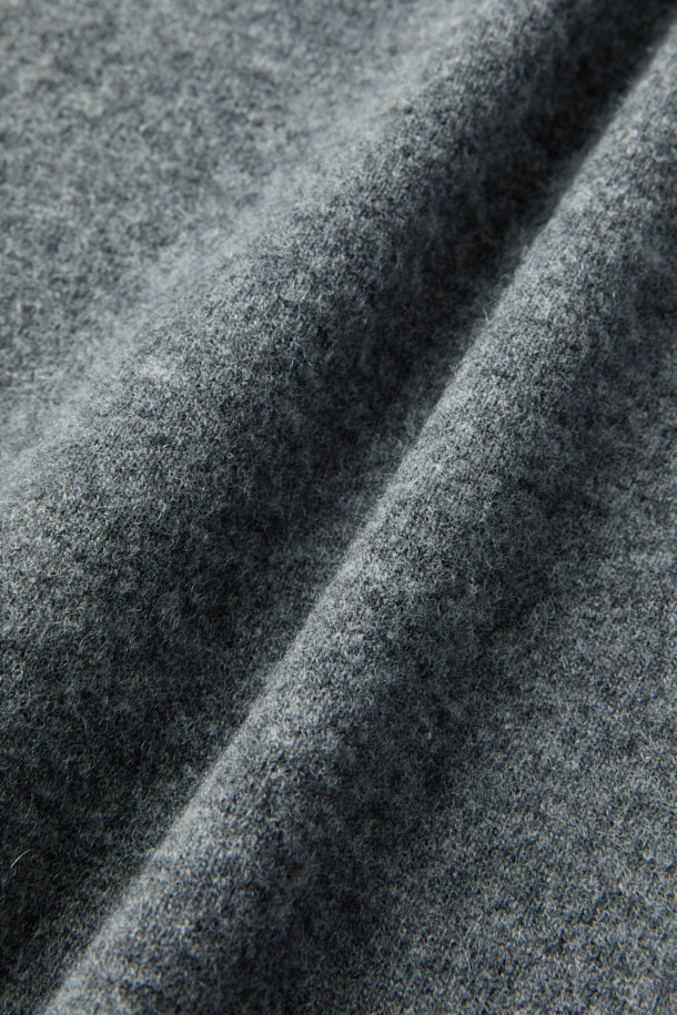 Souple(수플) 울져지 밴딩 팬츠는 가을, 겨울 시즌에 어울리는 베이직 스타일의 밴딩 팬츠입니다. 그레이 컬러의 무지 디자인으로, 울, 면, 나일론 혼방의 져지 소재를 사용하여 편안한 착용감을 선사합니다. 허리 스트링으로 사이즈 조절이 가능하며, 와이드 및 스트레이트 핏으로 제작되어 다리가 길어 보이는 효과를 줍니다. 출근룩이나 비즈니스 캐주얼, 클래식, 미니멀, 캐주얼 등 다양한 스타일 연출이 가능하며, 보온성을 갖춰 겨울철에도 따뜻하게 입을 수 있습니다. 셋업으로도 활용 가능하여 활용도가 높습니다.
