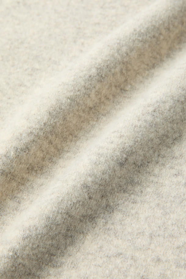 Souple(수플) 울져지 밴딩 팬츠는 가을, 겨울 시즌에 어울리는 베이직 스타일의 밴딩 팬츠입니다. 그레이 컬러의 무지 디자인으로, 출근룩과 비즈니스 캐주얼에 활용하기 좋습니다. 울, 면, 나일론 혼방 소재로 제작되어 편안한 착용감을 선사하며, 와이드 및 스트레이트 핏으로 트렌디한 스타일을 연출합니다. 허리 스트링으로 사이즈 조절이 가능하며, 셋업 스웻셔츠 & 후디와 함께 미니멀, 클래식, 캐주얼 룩을 완성할 수 있습니다. 25FW 시즌 새롭게 선보이는 컬러로, 더욱 세련된 스타일을 경험해 보세요.
