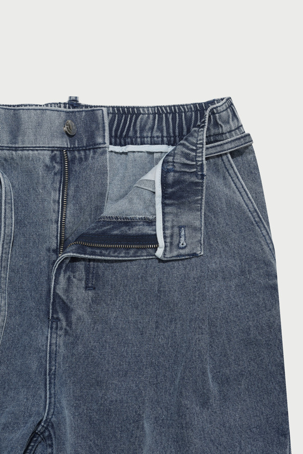 Delie(델리) 데님 밴딩 팬츠는 캐주얼 및 미니멀 스타일을 지향하는 분들을 위한 가을/겨울철 필수 아이템입니다. 넉넉한 와이드 또는 테이퍼드 핏의 릴랙스 핏으로 편안한 착용감을 선사하며, 두꺼운 면 소재로 제작되어 보온성을 높였습니다. 무지 디자인에 워싱 가공을 더해 자연스러운 멋을 더했고, 트위스트 심라인과 제원단 벨트 디테일로 포인트를 주었습니다. 출근룩으로도 활용 가능한 디자인으로, 다양한 상의와 손쉽게 매치하여 세련된 스타일을 연출할 수 있습니다.
