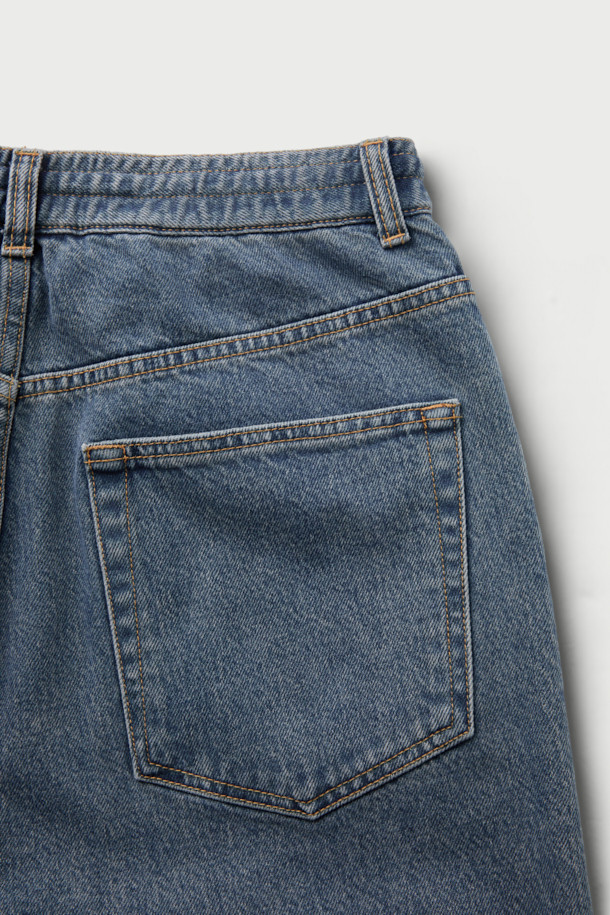 Driot(드리오) 데님 스트레이트핏 팬츠는 가을, 겨울 시즌에 어울리는 남녀 공용 데님 팬츠입니다. 빈티지하고 베이직한 무드의 블루 컬러 무지 디자인으로, 출근룩과 데이트룩 등 다양한 TPO에 활용 가능합니다. 두꺼운 두께감의 면 소재로 제작되어 따뜻하고 편안한 착용감을 선사하며, 워싱 및 브러시 가공으로 자연스러운 멋을 더했습니다. 스트레이트핏으로 어떤 스타일에도 잘 어울리며, 캐주얼, 클래식, 미니멀 스타일을 즐겨 입는 분들께 추천합니다.
