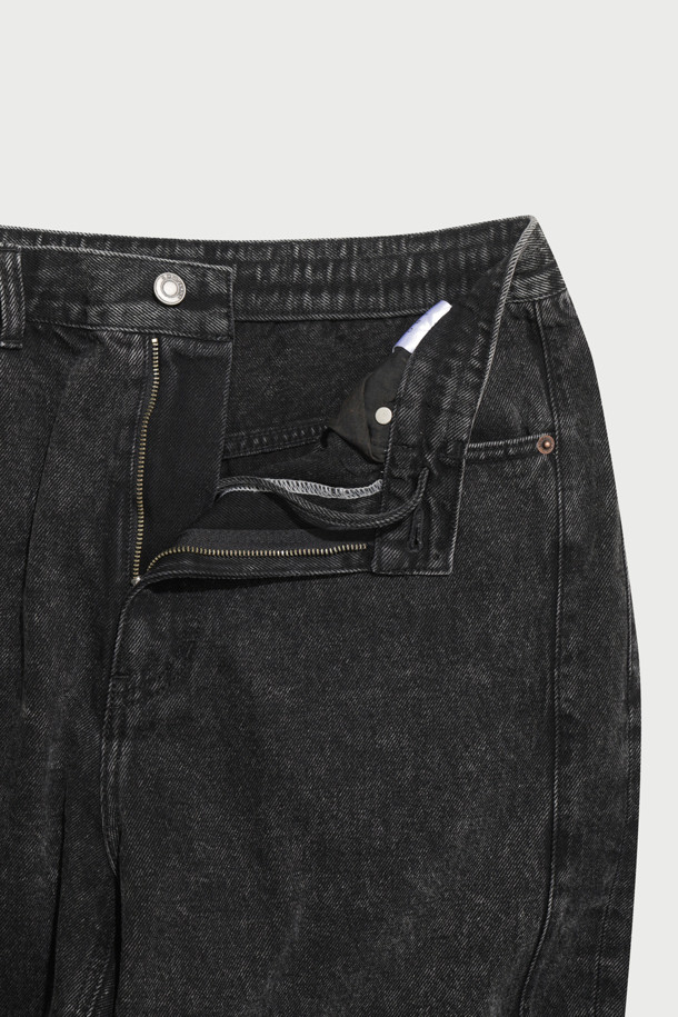 Driot(드리오) 데님 스트레이트핏 팬츠는 가을, 겨울 시즌에 어울리는 블랙 컬러의 데님 팬츠입니다. 무지 패턴에 면 소재로 제작되어 편안한 착용감을 선사하며, 빈티지하면서도 베이직한 스타일을 연출합니다. 워싱 및 브러시 가공으로 은은한 멋을 더했으며, 스트레이트핏 디자인으로 어떤 상의와도 잘 어울립니다. 클래식, 미니멀, 캐주얼 스타일을 즐겨 입는 분들께 추천합니다.
