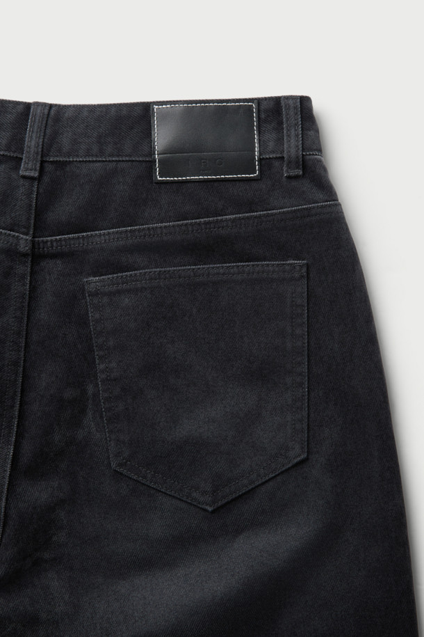 Nacre(나끄르) 벨벳 데님 팬츠는 부드러운 촉감의 벨벳 소재와 면 혼방으로 제작되어 편안한 착용감을 선사합니다. 블랙 컬러의 무지 디자인은 미니멀, 클래식, 시크 스타일을 연출하며, 와이드핏으로 트렌디한 실루엣을 강조합니다. 은은한 광택감이 고급스러움을 더하며, 일상에서 폭넓게 활용하기 좋습니다. 세련된 무드를 완성하는 데님 팬츠를 만나보세요.
