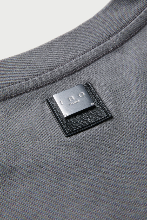 옴브레 로고 아플리케 다잉 긴팔 티셔츠는 베이직한 스타일을 추구하는 분들을 위한 세미 오버핏의 면 긴팔 티셔츠입니다. 가먼트 다잉 기법으로 제작되어 자연스러운 컬러감을 연출하며, 부드러운 촉감이 특징입니다. 전면부에는 IRO 아플리케 자수 로고가, 후면에는 시그니처 부자재가 포인트로 디자인되었습니다. 라운드넥 디자인으로 편안하게 착용 가능하며, 봄, 가을철 일상 및 출근룩, 모임룩 등 다양한 TPO에 활용 가능합니다. 캐주얼, 미니멀, 클래식 스타일을 즐겨 입는 분들께 추천합니다.
