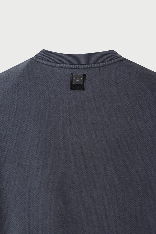 Scene(씬) 로고 자수 다잉 맨투맨은 가을, 겨울 시즌을 위한 베이직 스타일의 맨투맨입니다. 네이비 컬러의 면 소재로 제작되었으며, 부드러운 촉감이 특징입니다. 세미 오버핏으로 편안한 착용감을 제공하며, 라운드넥과 긴소매 디자인으로 어떤 스타일에도 잘 어울립니다. 가먼트다잉 기법을 사용하여 자연스러운 색감과 빈티지한 매력을 더했습니다. 캐주얼, 미니멀, 클래식 스타일을 즐겨 입는 분들께 겨울 데일리룩, 동네 마실룩으로 추천합니다.
