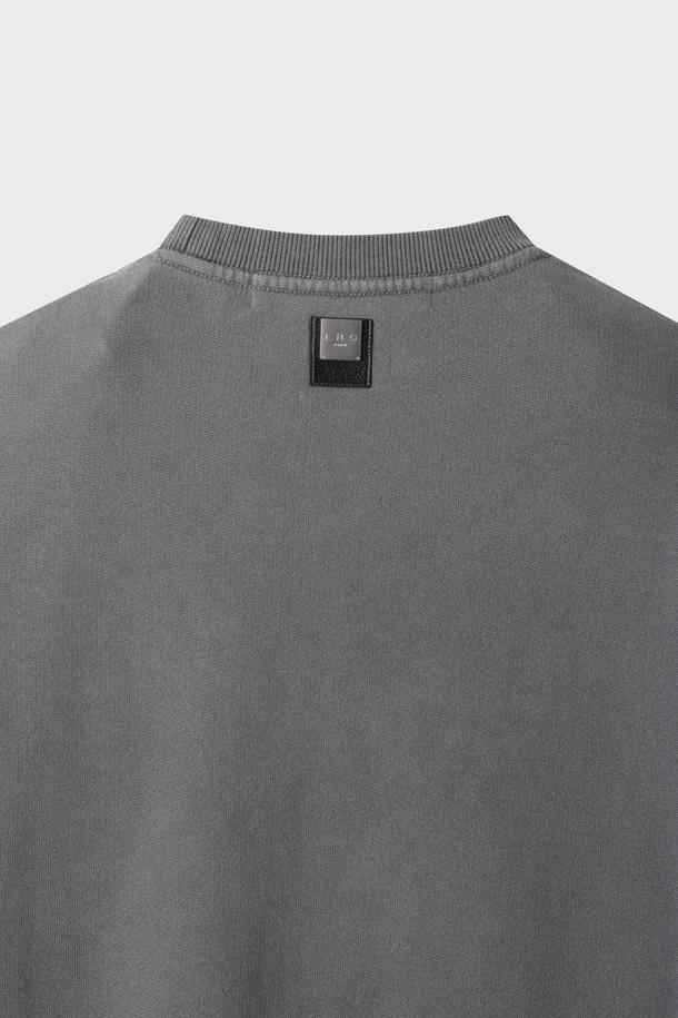 Scene(씬) 로고 자수 다잉 맨투맨은 가을, 겨울 시즌에 어울리는 베이직 스타일의 맨투맨입니다.  세미 오버핏으로 편안한 착용감을 선사하며, 프렌치 테리 소재와 가먼트다잉 기법으로 제작되어 부드러운 촉감과 자연스러운 색감 표현이 특징입니다.  라운드넥 디자인과 긴 소매 기장으로 어떤 스타일에도 쉽게 매치할 수 있으며, 캐주얼, 미니멀, 클래식 스타일을 즐겨 입는 분들께 추천합니다.  일상, 출근룩, 모임룩 등 다양한 TPO에 활용하기 좋습니다.  그레이 컬러에 로고 자수 디테일로 포인트를 주어 심플하면서도 세련된 분위기를 연출합니다.
