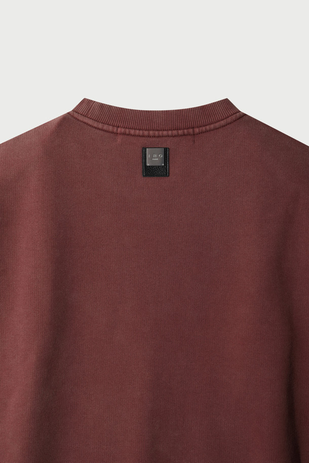 Scene (씬) 로고 자수 다잉 맨투맨은 가을, 겨울 시즌에 어울리는 베이직 스타일의 맨투맨입니다. 면 소재로 제작되었으며, 세미 오버핏의 상의 기장과 긴소매 기장으로 편안한 착용감을 선사합니다. 브라운 컬러에 로고 자수 디테일이 돋보이며, 가먼트다잉(Garment Dyeing) 기법으로 제작되어 자연스러운 색감과 빈티지한 무드를 연출합니다. 출근룩, 캠핑룩 등 다양한 TPO에 캐주얼, 미니멀, 클래식 스타일로 활용하기 좋습니다. 
