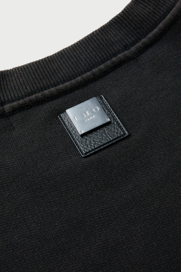 Noirceur(누아르시르) 백로고 아트웍 다잉 맨투맨은 가먼트다잉 기법으로 제작되어 자연스러운 멋을 더했습니다. 전면부 IRO 아플리케 자수와 후면부 레터링 아플리케 자수가 돋보이는 디자인으로, 베이직하면서도 트렌디한 스타일을 연출합니다. 부드러운 면 소재와 오버핏 실루엣으로 편안한 착용감을 선사하며, 봄, 가을 시즌 데일리룩, 캠핑룩으로 활용하기 좋습니다. 블랙 컬러의 라운드넥 긴소매 크롭 기장 맨투맨으로 캐주얼, 미니멀, 스트리트 무드를 즐길 수 있습니다.
