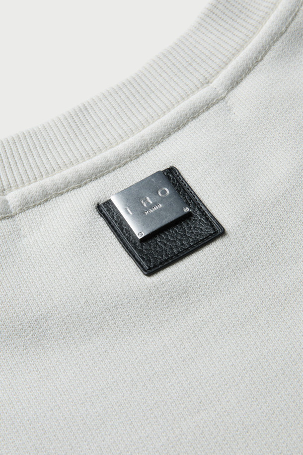 Noirceur(누아르쒸르) 백로고 아트웍 다잉 맨투맨은 베이직한 스타일의 오버핏 맨투맨입니다. 부드러운 촉감의 면 소재에 가먼트다잉 기법을 적용하여 자연스러운 멋을 더했습니다. 전면부 IRO 아플리케 자수와 후면부 레터링 아플리케 자수로 포인트를 주어 디자인의 완성도를 높였습니다. 라운드넥과 긴소매 디자인으로 캐주얼, 미니멀, 클래식 스타일을 연출하기 좋습니다. 봄, 가을 시즌에 활용하기 좋은 데일리 아이템입니다.
