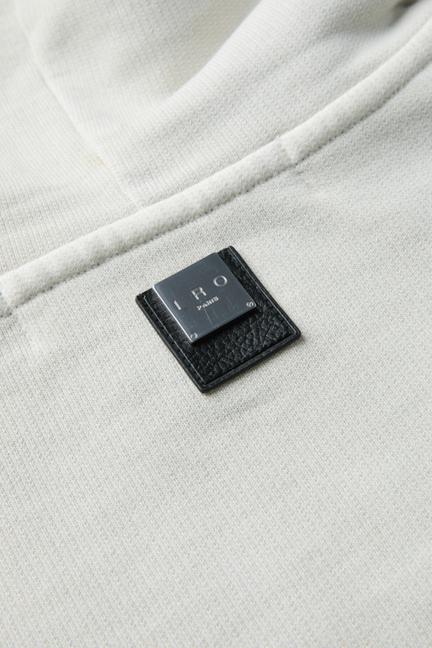 Nuage(누아쥬) 로고 아플리케 다잉 후디는 부드러운 면 소재로 제작되어 편안한 착용감을 선사합니다. 가먼트다잉 기법으로 은은한 컬러감을 더했으며, 오버핏 실루엣과 크롭 기장으로 트렌디한 스타일을 연출합니다. 전면에 Nuage 로고 아플리케 디테일을 더해 포인트를 주었으며, 캥거루 포켓으로 실용성까지 갖췄습니다. 캐주얼, 미니멀, 클래식한 스타일을 즐겨 입는 분들께 동네 마실룩, 집콕룩, 봄 소풍룩으로 추천합니다.
