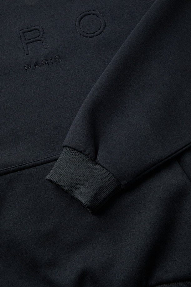 Flanerie(플라네리) 밴딩 배색 오버핏 후디는 편안함과 스타일을 동시에 만족시키는 공용 후디입니다. 부드러운 면 소재에 두꺼운 두께감으로 봄, 가을, 겨울 모두 따뜻하게 착용 가능하며, 일상 및 캠핑룩, 미니멀 스타일 연출에 적합합니다. 밴딩 디테일과 배색 디자인이 돋보이며, 크롭 기장의 오버핏으로 트렌디한 핏을 선사합니다. 무지 디자인으로 어떤 스타일에도 쉽게 매치할 수 있으며, 긴 소매 기장으로 안정감을 더합니다.
