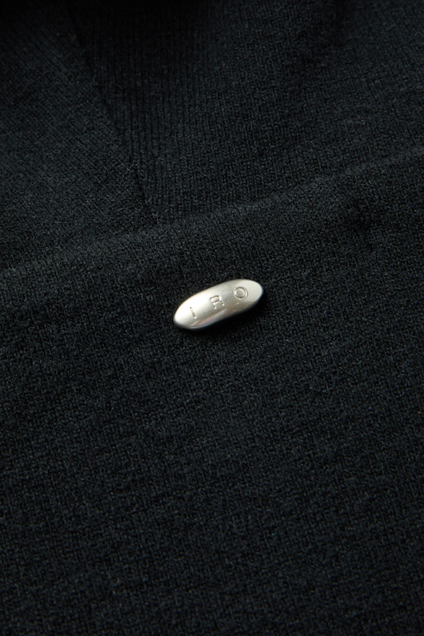 Wouple(우플) 울 져지 후디는 캐주얼 및 미니멀 스타일을 추구하는 분들을 위한 크롭 기장의 후디입니다. 울 혼방 져지 소재로 제작되어 부드러운 착용감을 선사하며, 가을과 겨울에 따뜻하게 입을 수 있습니다. IRO(이로) 시그니처 아플리케 디테일이 돋보이며, 무지 디자인으로 어떤 스타일에도 쉽게 매치할 수 있습니다. 오버핏으로 편안한 착용감을 제공하며, 집콕룩으로 활용하기 좋습니다. 셋업 스타일링으로 더욱 세련된 룩을 연출할 수 있습니다.
