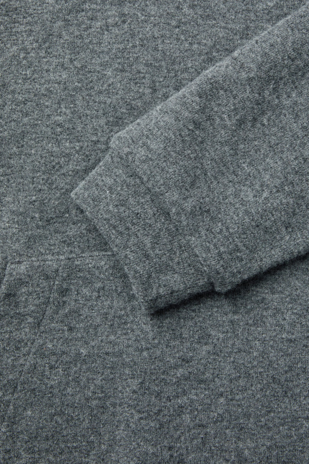 Wouple(우플) 울져지 후디는 부드러운 울 혼방 져지 소재를 사용하여 편안한 착용감을 선사합니다. IRO(이로) 시그니처 아플리케 디테일이 돋보이며, 캐주얼하고 미니멀한 스타일을 연출합니다. 가을, 겨울 시즌에 어울리는 오버핏 크롭 기장으로, 집콕룩은 물론 셋업 스타일링으로도 활용 가능합니다. 그레이 컬러의 무지 디자인으로 어떤 옷에도 쉽게 매치할 수 있습니다. 긴 소매와 후드 디자인으로 따뜻함과 스타일을 동시에 잡으세요.
