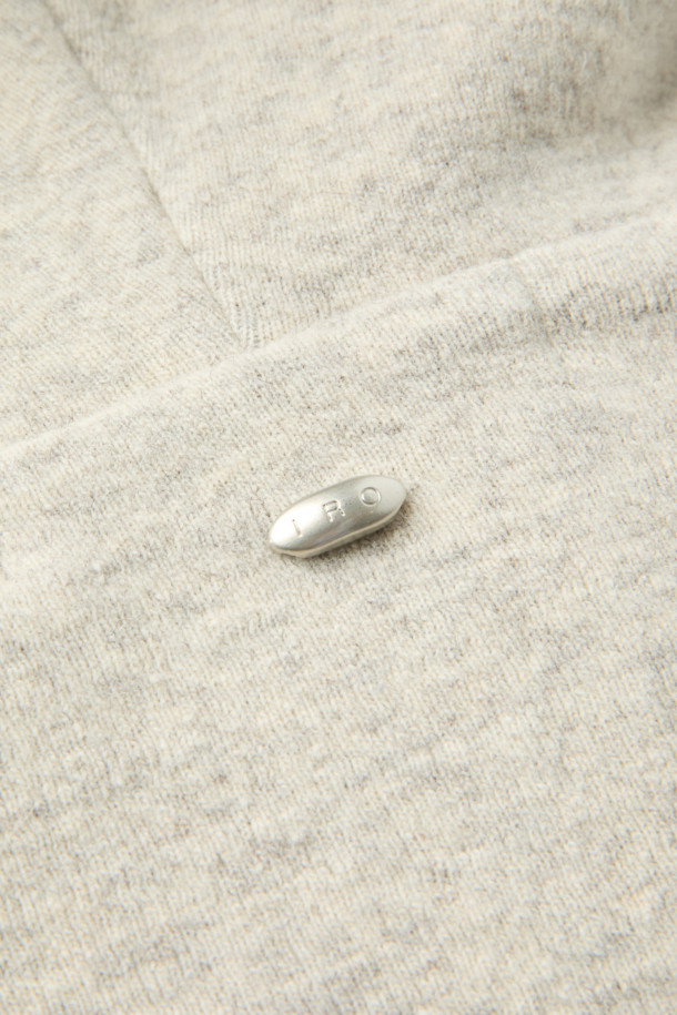 Wouple(우플) 울 져지 후디는 부드러운 울 혼방 져지 소재로 제작되어 가을, 겨울 시즌에 따뜻하게 착용하기 좋습니다. 캐주얼, 미니멀, 클래식 스타일을 아우르며, 일상과 집콕룩, 산책룩 등 다양한 TPO에 활용할 수 있습니다. IRO 시그니처 아플리케 디테일이 돋보이며, 오버핏 크롭 기장으로 트렌디한 무드를 연출합니다. 셋업 스타일링으로 더욱 스타일리시하게 연출해보세요.
