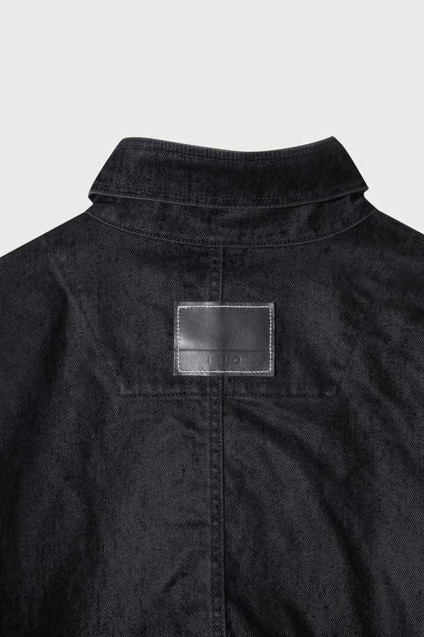 Nuit(뉘) 벨벳 페이드 하이넥 점퍼는 가을, 겨울 시즌에 어울리는 캐주얼 스타일의 여성 점퍼입니다. 부드러운 면과 벨벳 소재를 사용하여 편안한 착용감을 선사하며, 오버핏 디자인으로 트렌디한 핏을 연출합니다. 하이넥 디자인과 페이드 디테일, 은은한 광택감이 돋보이며, 집업 스타일로 간편하게 착용할 수 있습니다. 무지 블랙 컬러로 어떤 옷에도 매치하기 용이하며, 집콕룩이나 산책룩으로 활용하기 좋습니다. 액션 플리츠 디테일이 활동성을 더해주어 편안함과 스타일을 모두 잡았습니다.
