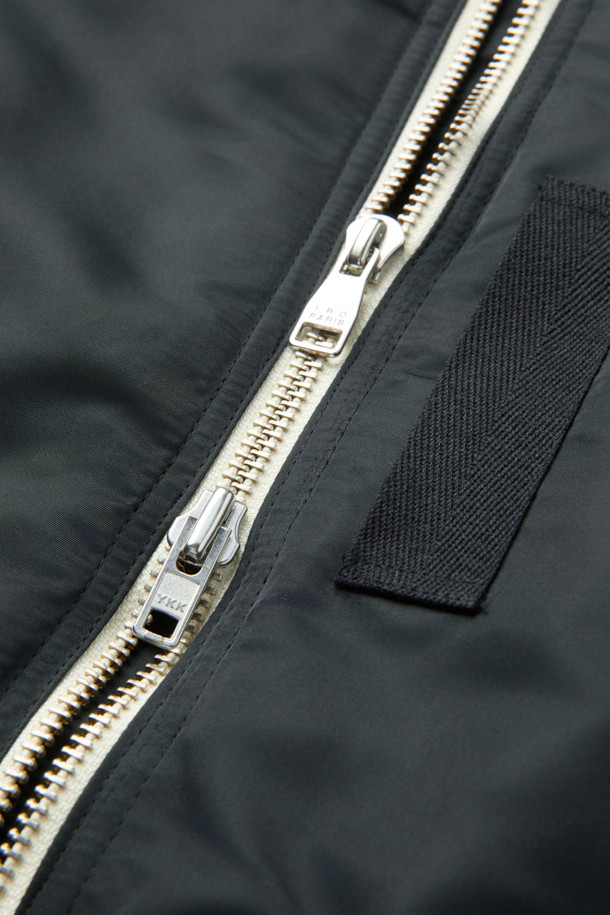 Avius (아비우스) 넥 워머 MA-1 항공 점퍼는 미니멀한 스타일을 추구하는 분들을 위한 겨울철 필수 아이템입니다. 블랙 컬러의 무지 디자인으로 어떤 옷에도 쉽게 매치할 수 있으며, 출근룩이나 여행룩에 모두 잘 어울립니다. 두꺼운 두께감과 프리마로프트 및 거위털 충전재를 사용하여 보온성을 극대화했으며, 넥 워머가 포함되어 있어 더욱 따뜻하게 착용할 수 있습니다. 안감은 폴리에스터 소재로 제작되었으며, 오버핏으로 편안한 착용감을 제공합니다. 집업 방식의 긴소매 크롭 기장 항공 점퍼입니다.
