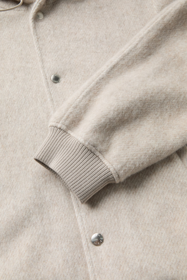 "Mousse (무스) 헤어리 후드 점퍼"는 부드러운 헤어리 촉감과 오버핏으로 포근함을 더한 아우터입니다. 가을, 겨울 시즌에 어울리는 두꺼운 두께감으로 따뜻하게 착용할 수 있으며, 캐주얼한 무드의 무지 디자인으로 다양한 스타일 연출이 용이합니다. 베이지 컬러의 넉넉한 핏과 후드 디자인이 편안한 데이트룩, 캠핑룩을 완성시켜줍니다. 가죽 스트링 디테일로 포인트를 더했으며, 안감은 폴리에스터로 마감하여 착용감을 높였습니다. 미니멀, 클래식 스타일을 즐기는 분들께 추천하는 아이템입니다.
