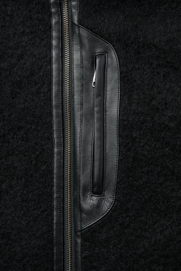 Duve(듀브) 헤어리 집업 후리스 점퍼는 가을, 겨울철 캐주얼 스타일을 완성하는 아우터입니다. 블랙 컬러의 무지 디자인으로, 출근룩과 모임룩 등 다양한 TPO에 활용 가능합니다. 부드러운 헤어리 촉감의 플리스 소재에 가죽 배색 포인트가 더해져 고급스러움을 더합니다. 세미 오버핏으로 편안한 착용감을 선사하며, 밑단 스트링 디테일로 스타일리시함을 강조했습니다. 두꺼운 두께감으로 보온성을 높여 추운 날씨에도 따뜻하게 입을 수 있습니다.
