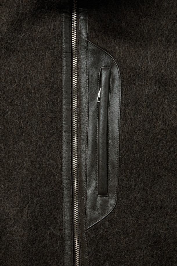 Duve(듀브) 헤어리 집업 후리스 점퍼는 가을, 겨울 시즌에 어울리는 여성 점퍼입니다. 무지 패턴의 블랙, 다크브라운 두 가지 색상으로 출시되었으며, 캐주얼, 미니멀, 클래식 스타일을 연출하기 좋습니다. 세미 크롭 기장과 세미 오버핏으로 트렌디한 핏을 제공하며, 플리스 소재 특유의 헤어리한 촉감이 포근함을 더합니다. 가죽 배색 포인트와 밑단 스트링 디테일로 디자인 포인트를 살렸으며, 출근룩이나 모임룩 등 다양한 TPO에 활용할 수 있습니다.
