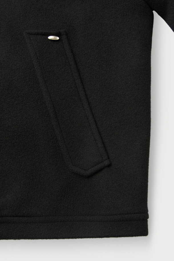 플래너(플래너) 캐시미어 블렌드 울 후드 점퍼는 부드러운 촉감의 캐시미어 블렌드 울 소재로 제작되어 가을과 겨울, 쌀쌀한 날씨에도 따뜻하게 착용할 수 있습니다. 오버핏 디자인에 블랙 컬러, 무지 패턴으로 어떤 스타일에도 쉽게 매치할 수 있으며, 캐주얼한 무드를 연출합니다. 후드 디테일과 밑단 스트링 조절 기능으로 실용성을 더했으며, 집업 스타일로 간편하게 입고 벗을 수 있습니다. 출근룩과 모임룩, 미니멀, 클래식 스타일을 즐겨 입는 분들께 추천합니다. 폴리에스터 100% 안감으로 편안한 착용감을 선사합니다.