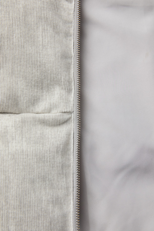 TOSCANA(토스카나) 코듀로이 패턴 구스다운 하이넥 점퍼는 미니멀한 스타일을 추구하는 분들을 위한 겨울철 필수 아이템입니다. 부드러운 코듀로이 소재에 은은한 프린트 패턴을 더해 세련된 외관을 자랑하며, 90/10 구스다운 충전재로 뛰어난 보온성을 제공합니다. 하이넥 디자인과 안쪽 시보리 디테일은 찬 바람을 효과적으로 막아주며, 오버핏으로 편안한 착용감을 선사합니다. 집업 스타일로 간편하게 입고 벗을 수 있으며, 일상생활에서 캐주얼하고 클래식한 스타일을 연출하기 좋습니다.
