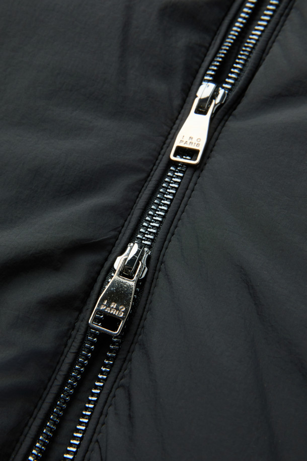 가벼운(레제르) 경량 글로시 신슐레이트 후드 점퍼는 가을, 겨울 시즌 일상과 출근룩에 모두 활용하기 좋은 남녀 공용 점퍼입니다. 얇은 두께감의 7데니어 나일론 소재로 제작되어 부드러운 촉감과 가벼운 착용감을 선사하며, 신슐레이트 충전재와 안감으로 보온성을 높였습니다. 탈부착 가능한 후드 디자인으로 다양한 스타일 연출이 가능하며, 미니멀하고 베이직한 디자인으로 유행을 타지 않고 오래도록 즐겨 입을 수 있습니다. 세미 오버핏으로 편안한 착용감을 제공하며, 집업 스타일로 간편하게 입고 벗을 수 있습니다.