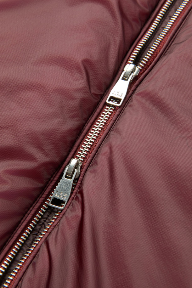 레제르 경량 7D 신슐레이트 후드 점퍼는 가을, 겨울 시즌에 어울리는 남녀 공용 점퍼입니다. 얇은 두께감으로 편안한 착용감을 선사하며, 보온성을 높여주는 신슐레이트 충전재를 사용하여 쾌적하게 입을 수 있습니다. 부드러운 촉감의 7데니어 나일론 소재와 탈부착 가능한 후드 디자인으로 캐주얼하고 베이직한 스타일을 연출합니다. 세미 오버핏으로 제작되어 편안한 활동성을 보장하며, 일상과 여행 등 다양한 상황에 활용 가능합니다. 와인 컬러의 무지 디자인으로 미니멀하고 클래식한 분위기를 더합니다.