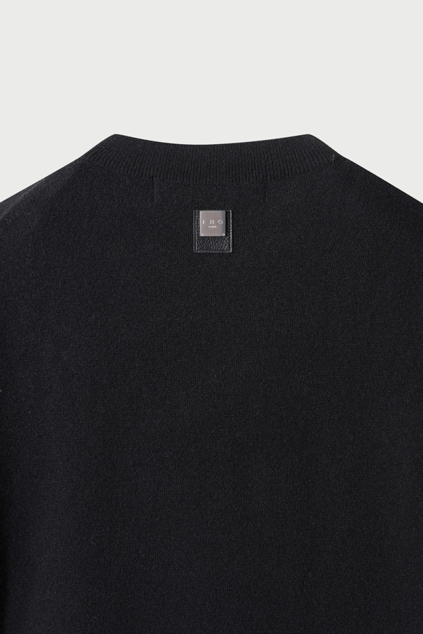 에센셜 캐시미어 블렌드 로고 자수 니트 풀오버는 부드러운 울캐시미어 혼방 소재로 제작되어 가을, 겨울 시즌에 따뜻하고 편안하게 착용할 수 있습니다. IRO(이로) 시그니처 로고 자수가 돋보이며, 라운드넥과 긴소매 디자인으로 베이직하면서도 세련된 스타일을 연출합니다. 세미오버핏으로 제작되어 편안한 착용감을 제공하며, 출근룩, 비즈니스 캐주얼, 모임룩 등 다양한 TPO에 활용 가능합니다. 클래식, 미니멀, 캐주얼 스타일을 선호하는 고객에게 적합하며, 넥 후면의 시그니처 부자재 디테일로 고급스러움을 더했습니다. 블랙 컬러로 어떤 룩에도 쉽게 매치할 수 있는 데일리 아이템입니다.
