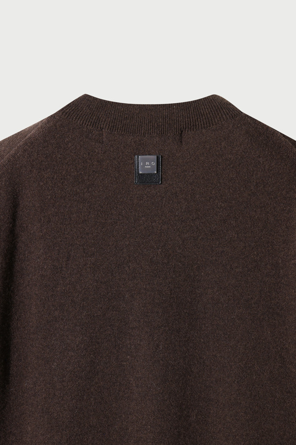 Essentiel (에센시엘) 캐시미어 블렌드 로고 자수 니트 풀오버는 부드러운 촉감의 울캐시미어 원사를 사용하여 제작되었습니다. IRO(이로) 시그니처 로고 자수가 돋보이며, 넥 후면에는 브랜드의 새로운 시그니처 부자재가 사용되었습니다. 라운드넥 디자인에 긴 소매 기장으로, 가을과 겨울에 따뜻하게 착용할 수 있습니다. 세미오버핏으로 편안한 착용감을 선사하며, 브라운 컬러는 베이직하면서도 세련된 스타일을 연출합니다. 출근룩, 모임룩 등 다양한 TPO에 클래식, 미니멀, 캐주얼 스타일로 활용하기 좋습니다.

