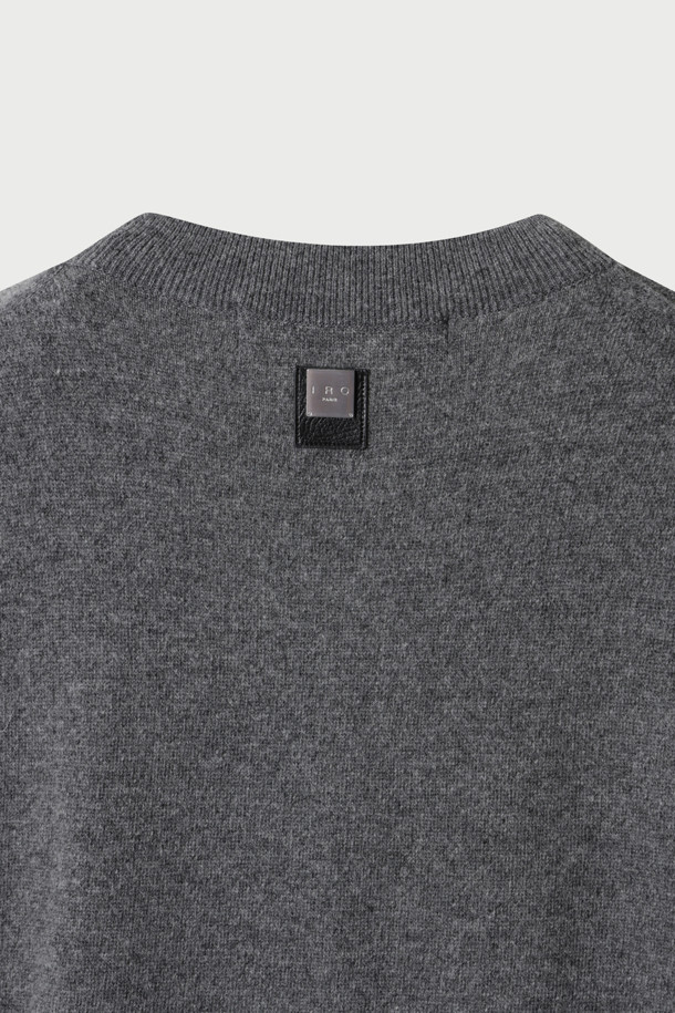 에센셜 캐시미어 블렌드 로고 자수 니트 풀오버는 부드러운 촉감의 울캐시미어 원사를 사용하여 제작되었습니다. IRO(이로) 시그니처 로고 자수가 돋보이는 베이직 스타일의 니트 스웨터입니다. 세미 오버핏으로 편안하게 착용 가능하며, 가을과 겨울에 따뜻함을 더해줍니다. 뒷면 넥 라인에는 새로운 시그니처 부자재가 사용되어 디자인의 완성도를 높였습니다. 클래식, 미니멀, 캐주얼 등 다양한 스타일 연출에 활용하기 좋습니다.
