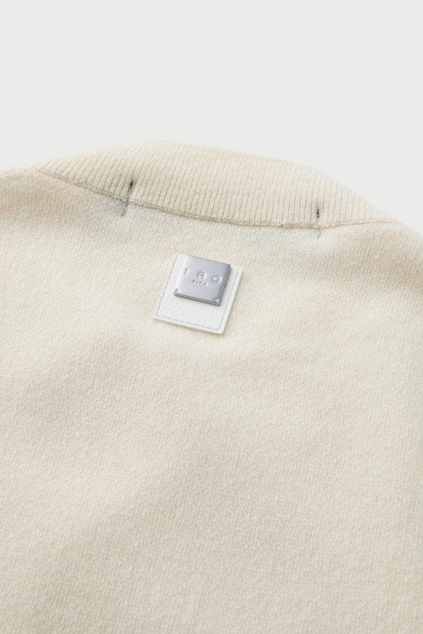 에센시엘 캐시미어 블렌드 로고 자수 니트 풀오버는 부드러운 촉감의 모 90%와 캐시미어 10% 혼방 소재로 제작되어 가을과 겨울에 따뜻하게 착용하기 좋습니다. 아이보리, 베이지 두 가지 색상으로 출시되었으며, 세미오버핏에 라운드넥 디자인으로 미니멀하고 베이직한 스타일을 연출합니다. IRO 시그니처 로고 자수가 돋보이며, 넥 후면의 신규 시그니처 부자재가 디자인 포인트를 더합니다. 긴 소매 기장의 세미크롭 기장으로 다양한 하의와 매치하여 스타일리시하게 연출할 수 있습니다.
