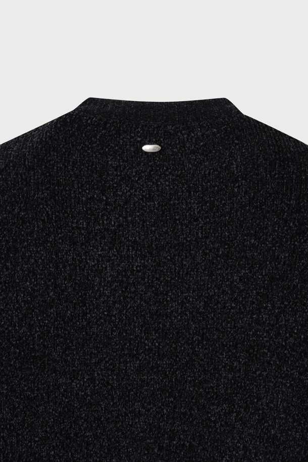 Reflet(흐흘레) 셔닐 집업 가디건은 간절기에 세련된 스타일을 연출하기 좋은 여성용 니트 가디건입니다. 부드러운 셔닐 원사를 사용하여 은은한 광택감과 고급스러운 촉감을 선사하며, 카라리스 디자인과 무지 패턴으로 미니멀하고 시크한 분위기를 더합니다. 세미 오버핏으로 편안하게 착용 가능하며, 블랙 컬러로 다양한 룩에 매치하기 용이합니다. 크롭 기장과 긴 소매, 사이드 포켓 디테일이 실용성을 더하여 일상에서 활용하기 좋습니다.
