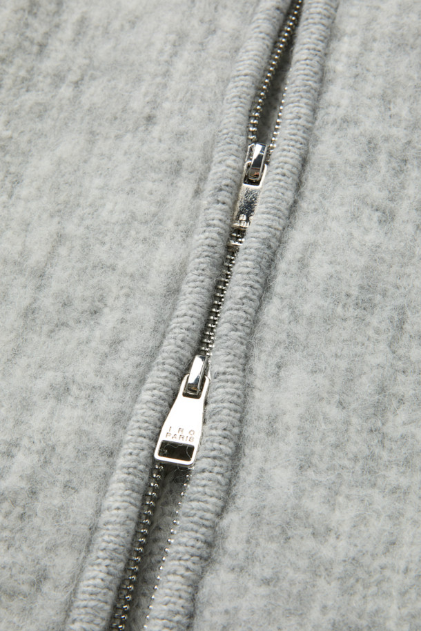 Aura(아우라) 헤어리 집업 가디건은 부드러운 촉감의 아크릴, 알파카, 나일론, 모 혼방 소재로 제작되어 포근함을 선사합니다. 톤 다운된 그레이 컬러와 무지 디자인으로 어떤 스타일에도 자연스럽게 어울리는 베이직하고 캐주얼한 아이템입니다. 하이넥과 오버핏 실루엣, 긴 소매 기장으로 보온성을 높였으며, 사이드 포켓 디테일로 실용성을 더했습니다. 가을, 겨울 시즌 데일리룩, 집콕룩, 산책룩 등 다양한 TPO(Time, Place, Occasion)에 활용 가능합니다. 크롭 기장의 두꺼운 두께감으로 따뜻하고 스타일리시하게 착용할 수 있는 니트 집업 가디건입니다.
