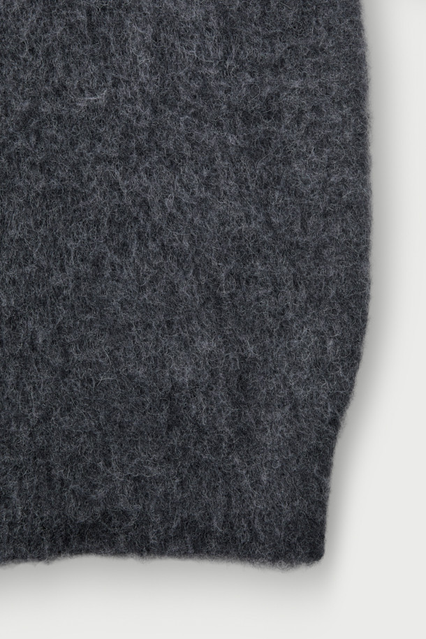 Auras(오라스) 헤어리 니트 풀오버는 부드러운 촉감의 헤어리한 표면감이 돋보이는 겨울용 니트입니다. 아크릴, 알파카, 나일론, 모 혼방 소재로 제작되어 따뜻하고 포근한 착용감을 선사합니다. 오버핏 크롭 기장과 라운드넥 디자인으로 베이직하면서도 미니멀, 클래식, 캐주얼 스타일을 모두 소화할 수 있습니다. 톤 다운된 그레이 컬러와 긴 소매 기장으로 다양한 룩에 활용하기 좋으며, 집콕룩으로 편안하게 즐기기에도 적합합니다. 
