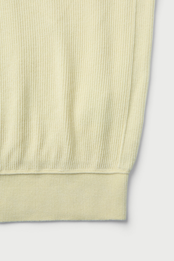 Calin(칼린) 셔닐 카라 니트 풀오버는 부드러운 셔닐 소재로 제작되어 은은한 광택감과 포근한 촉감을 선사합니다. 여성스러운 카라 디자인에 세미 오버핏으로 편안하면서도 캐주얼, 포멀한 스타일을 모두 소화할 수 있습니다. 가을, 겨울 시즌에 어울리는 두꺼운 두께감과 넉넉한 기장의 긴 소매로 따뜻하게 착용 가능하며, 일상, 데이트룩, 카페룩, 겨울 데일리룩 등 다양한 TPO에 활용하기 좋습니다. 미니멀, 클래식한 무드를 연출하여 세련된 스타일을 완성해보세요.
