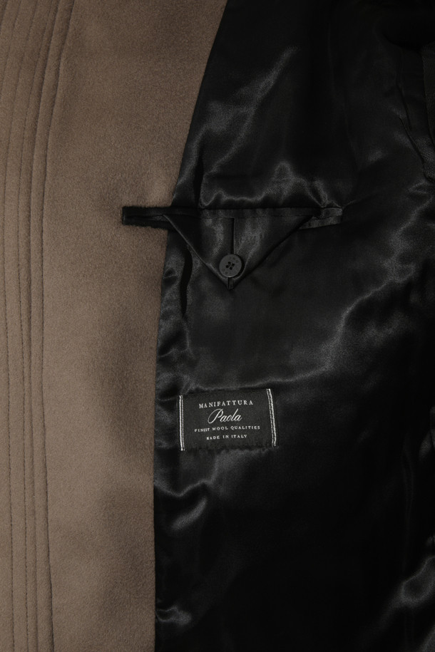 "GABRIELO(가브리엘로) 울 오버핏 하프 코트"는 가을과 겨울, 일상과 출근룩에 모두 잘 어울리는 하프 기장의 코트입니다. 베이직하고 미니멀한 디자인으로, 다양한 스타일 연출이 용이합니다. 고급스러운 울 소재와 하이넥, 집업 여밈 디테일이 특징이며, 숏한 기장감으로 세련된 핏을 선사합니다. 레이온과 면 혼방의 안감으로 부드러운 착용감을 제공합니다. 브라운 컬러의 무지 디자인으로 시크하고 클래식한 분위기를 더합니다.
