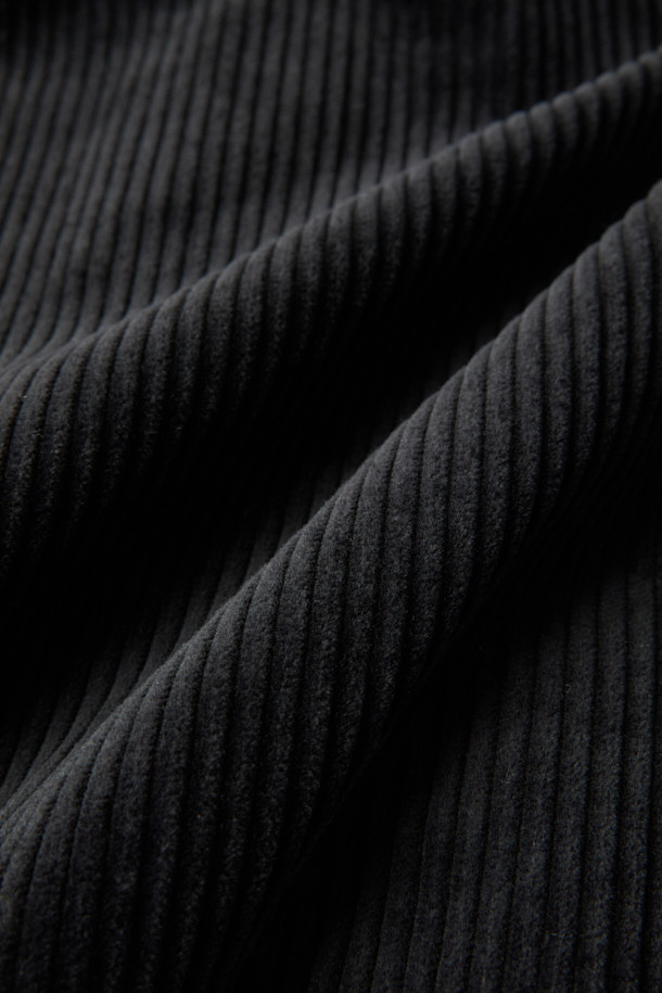 VLAS (블라스) 코듀로이 블루종은 가을과 겨울, 출근룩과 모임룩, 그리고 캐주얼, 미니멀, 클래식한 스타일을 모두 아우르는 아우터입니다. 부드러운 촉감의 코듀로이, 면, 레이온 혼방 소재로 제작되었으며, 세미 오버핏의 크롭 기장으로 트렌디한 핏을 연출합니다. 무지 디자인에 블랙 컬러로 어떤 옷에도 쉽게 매치할 수 있으며, 버튼 여밈과 실용적인 포켓 디테일이 돋보입니다. 긴 소매 기장으로 보온성을 높였으며, 데일리룩에 활용하기 좋은 아이템입니다.
