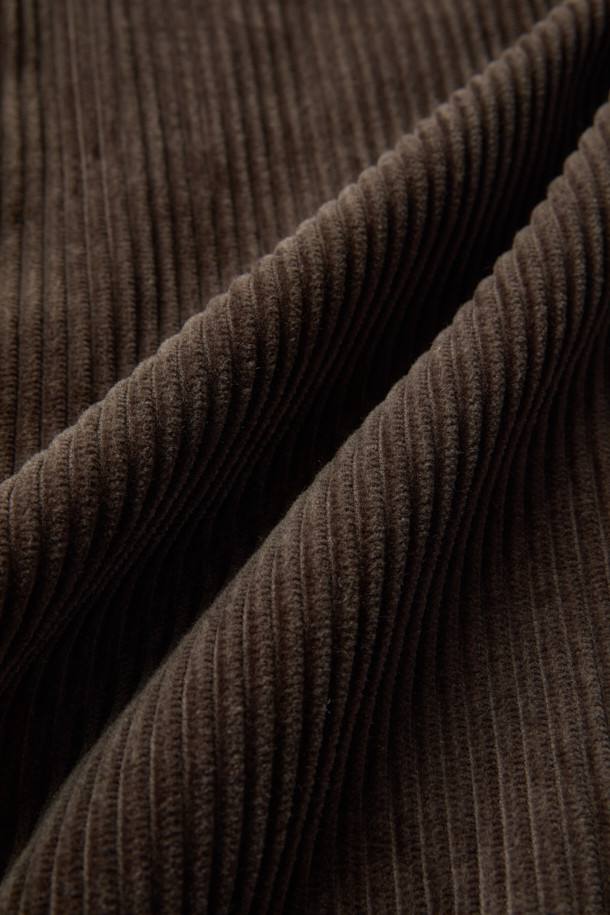 VLAS(블라스) 코듀로이 블루종은 가을, 겨울 시즌의 캐주얼 스타일을 위한 아우터입니다. 부드러운 코듀로이, 면, 레이온 혼방 소재로 제작되어 편안한 착용감을 선사하며, 무지 디자인에 브라운 컬러로 은은한 멋을 더했습니다. 세미 오버핏 크롭 기장의 버튼 여밈 방식이며, 넉넉한 핏과 포켓 디테일이 실용성을 높입니다. 출근룩과 모임룩 등 다양한 TPO에 캐주얼, 미니멀, 클래식 스타일로 활용하기 좋습니다.
