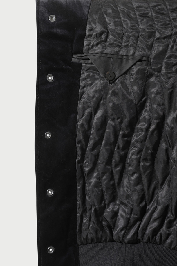 VASSILY (바실리) 벨벳 블루종 재킷은 가을, 겨울 시즌 당신의 스타일을 완성할 아우터입니다. 남녀 모두 착용 가능하며, 클래식하고 미니멀한 스타일을 추구하는 분들께 추천합니다. 부드러운 촉감의 벨벳 소재와 두꺼운 두께감으로 따뜻함을 선사하며, 레귤러핏 디자인으로 편안한 착용감을 제공합니다. 크롭 기장에 스냅 버튼 여밈 방식, 긴 소매 디자인으로 제작되었으며, 데이트룩, 모임룩, 연말 모임룩 등 다양한 TPO에 활용 가능합니다. 시크한 매력을 더해줄 블루 컬러의 무지 디자인이 특징입니다.
