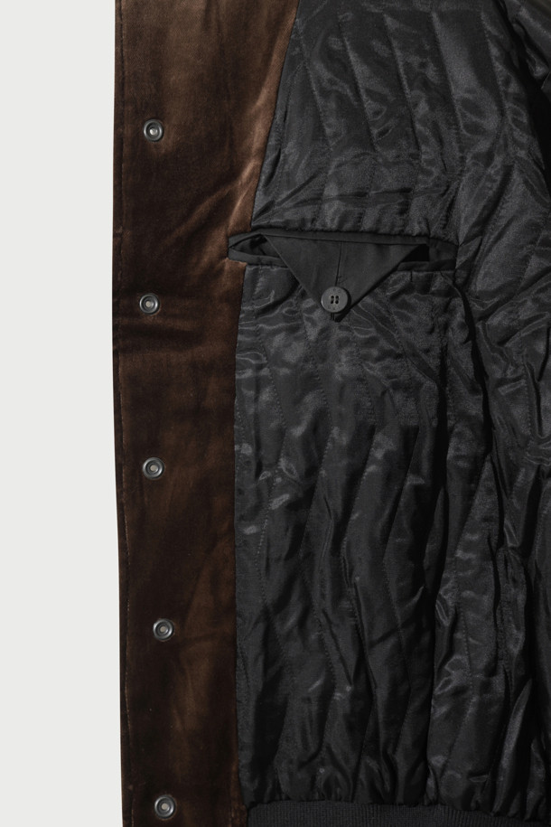 VASSILY (바실리) 벨벳 블루종 재킷은 가을과 겨울, 당신의 스타일을 완성할 아우터입니다. 남녀 모두 착용 가능하며, 클래식하고 미니멀한 스타일을 추구하는 분들께 추천합니다. 부드러운 촉감의 벨벳 소재와 안감 아세테이트의 조화가 고급스러운 착용감을 선사합니다. 무지 디자인에 버튼 여밈 방식으로 간결함을 더했으며, 레귤러핏과 크롭 기장으로 세련된 핏을 연출합니다. 데이트룩, 모임룩, 연말 모임룩 등 다양한 TPO에 활용하여 시크한 스타일을 완성해보세요.
