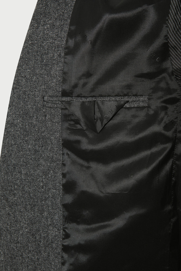 울만 멜란지 SET-UP 블레이저는 남성용 아우터로, 가을과 겨울에 착용하기 좋습니다. 다크 그레이와 멜란지 컬러로 출시되었으며, 스타일리시하면서도 클래식한 분위기를 연출합니다. 싱글 핏에 투 버튼 여밈 방식, 레귤러 기장의 싱글 블레이저로, 오피스룩, 비즈니스 캐주얼, 출근룩 등 다양한 TPO에 활용할 수 있습니다. 모, 폴리에스터, 아크릴, 견 등의 혼방 소재로 제작되어 고급스러운 촉감을 선사하며, 양옆 포켓이 있어 실용성을 더합니다. 미니멀하고 시크한 스타일을 선호하는 남성분들께 추천합니다.
