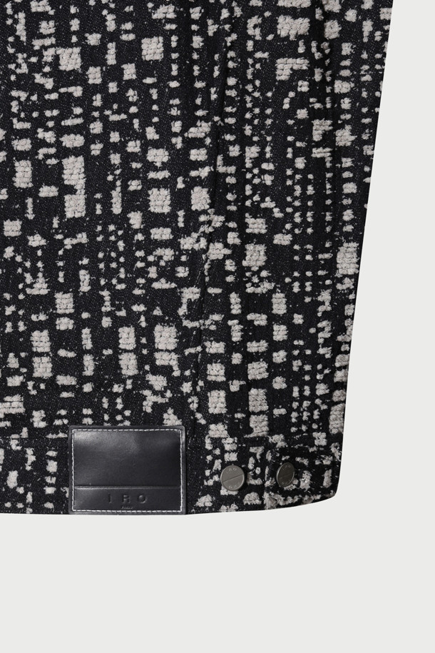 LOFISPE(로피스페) 트위드 트러커 재킷은 캐주얼, 클래식, 미니멀 스타일을 추구하는 분들을 위한 아우터입니다. 블랙과 화이트 두 가지 색상으로 출시되었으며, 가을, 겨울 시즌에 어울리는 두꺼운 두께감의 트위드 소재로 제작되었습니다. 자가드 패턴이 돋보이며, 레이어드하여 다양한 스타일을 연출할 수 있습니다. 레귤러핏 크롭 기장의 버튼 여밈 방식으로, 모임룩을 위한 스타일링에도 활용하기 좋습니다.
