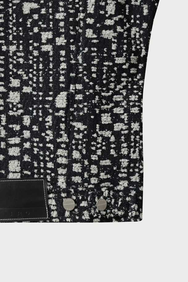 SSLOFISPE (에스에스엘로피스페) 멜란지 트러커 재킷은 남녀 모두 착용 가능한 캐주얼하고 베이직한 스타일의 아우터입니다. 가을과 겨울에 적합하며, 중간 두께감의 면과 폴리에스터 혼방 소재로 제작되어 편안한 착용감을 선사합니다. 멜란지 컬러와 자가드 패턴이 특징이며, 레귤러핏과 버튼 여밈 방식으로 클래식한 매력을 더합니다. 출근룩과 모임룩 모두에 활용 가능하며, 레이어드하여 다양한 스타일을 연출할 수 있습니다.
