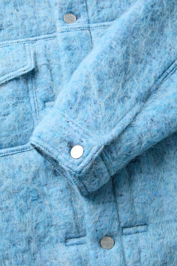 LOFISPE2 (로피스페2) 헤어리 트러커 재킷은 가을, 겨울 시즌에 어울리는 유니섹스 트러커 재킷입니다. 스카이블루와 핑크 두 가지 색상으로 출시되어, 캐주얼하고 미니멀한 스타일을 연출하기 좋습니다. 부드러운 촉감의 헤어리 원단과 두꺼운 두께감으로 따뜻함을 선사하며, 크롭 기장과 레귤러핏으로 트렌디한 핏을 완성합니다. 데이트룩, 모임룩 등 다양한 TPO에 활용할 수 있으며, 무지 패턴에 버튼 여밈과 포켓 디테일이 더해져 실용성을 높였습니다. 면 안감으로 편안한 착용감을 제공하는 헤어리 트러커 재킷으로 캐주얼하고 클래식한 스타일을 완성해보세요.
