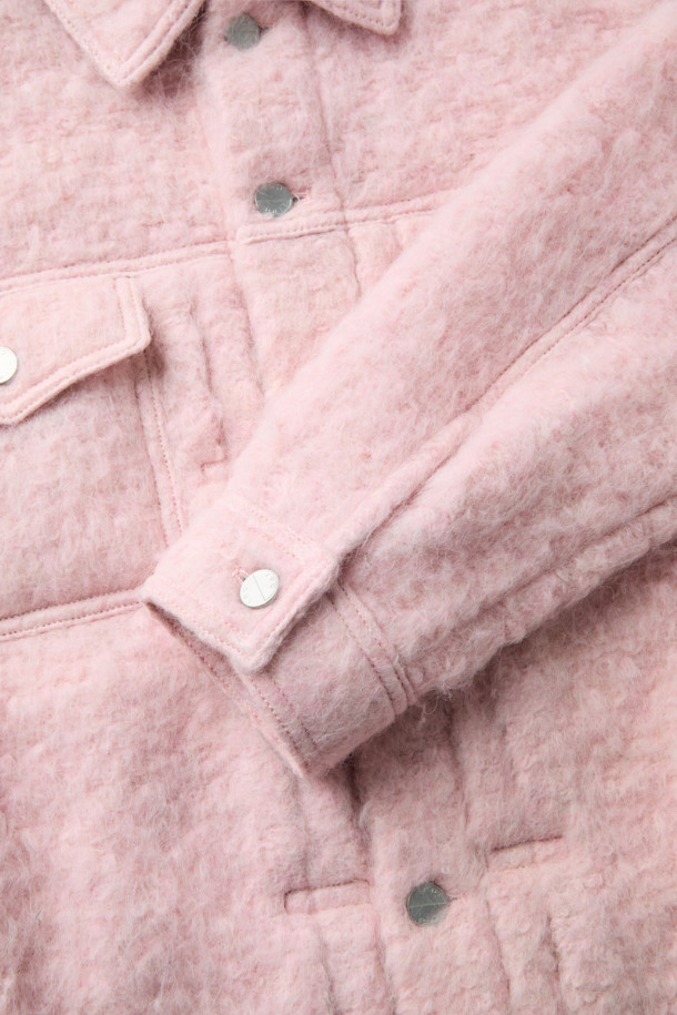 LOFISPE2 (로피스페2) 헤어리 트러커 재킷은 부드러운 촉감의 헤어리 원단으로 제작되어 가을, 겨울 시즌에 따뜻하게 착용하기 좋은 아우터입니다. 스카이블루와 핑크 두 가지 색상으로 출시되었으며, 캐주얼 스타일을 연출하기에 적합합니다. 레귤러핏에 크롭 기장으로 디자인되어 트렌디한 감각을 더했습니다. 모, 폴리에스터, 아크릴 혼방 소재에 면 안감으로 편안한 착용감을 선사합니다. 버튼 여밈 방식의 무지 디자인으로 미니멀하고 클래식한 분위기를 연출할 수 있습니다.
