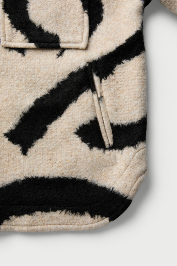 MOFUSPE(모푸스페) 지브라 ZIP-UP 셔켓은 가을, 겨울 시즌 남성들을 위한 캐주얼 셔켓입니다. 오버핏 디자인에 베이지, 블랙 두 가지 색상으로 출시되었으며, 지브라 패턴이 돋보이는 유니크한 스타일을 연출합니다. 두꺼운 두께감과 부드러운 촉감의 폴리에스터, 아크릴, 모 혼방 소재로 제작되어 따뜻하게 착용할 수 있습니다. 집업 스타일과 가슴 포켓 디테일이 실용성을 더하며, 데이트룩, 모임룩 등 다양한 TPO에 활용 가능합니다. 안감은 면으로 처리되어 편안한 착용감을 선사합니다.
