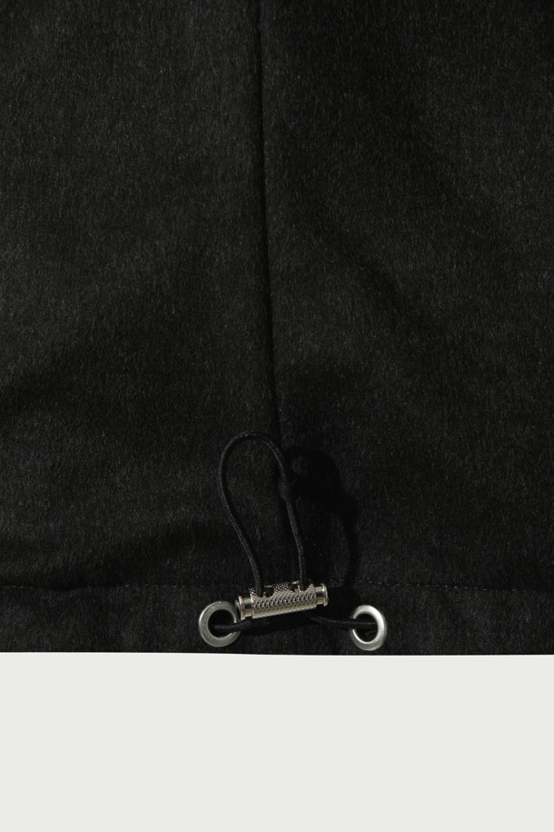 CEMAL(세말) 양가죽 울 본딩 후드 점퍼는 부드러운 양가죽과 울 소재를 사용하여 가을, 겨울철 따뜻함을 선사하는 후드 점퍼입니다. 블랙 컬러의 레귤러핏 디자인으로, 일상 및 출근룩에 모두 잘 어울리는 베이직하고 미니멀한 스타일을 연출합니다. 안감은 울 소재로 제작되어 보온성을 높였으며, 두꺼운 두께감으로 추운 날씨에도 든든하게 착용 가능합니다. 집업 스타일의 여밈 방식과 포켓 디테일이 실용성을 더하며, 클래식, 미니멀, 캐주얼 등 다양한 스타일을 소화할 수 있습니다.
