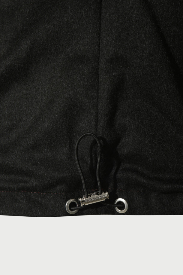 CEMAL(세말) 양가죽 울 본딩 후드 점퍼는 가을과 겨울, 일상에서 캐주얼하게 착용하기 좋은 남성용 후드 점퍼입니다. 부드러운 촉감의 양가죽과 울 소재의 조화로 고급스러운 착용감을 선사하며, 두꺼운 두께감으로 따뜻함을 더했습니다. 무지 디자인에 레귤러핏으로 제작되어 다양한 스타일과 매치하기 용이하며, 집업 방식으로 간편하게 착용할 수 있습니다. 후드 디자인과 포켓 디테일이 실용성을 높여주며, 안감 또한 울 소재로 제작되어 보온성을 극대화했습니다.
