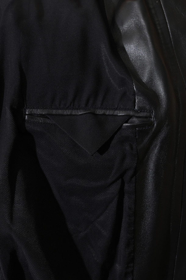 MANKASPE(망카스페) 오버핏 벨티드 가죽 재킷은 남성 고객을 위한 가을, 겨울 시즌 필수 아이템입니다. 부드러운 양가죽 소재와 두꺼운 두께감으로 고급스러운 착용감을 선사하며, 벨트 디테일이 더해져 클래식한 무드를 강조합니다. 오버핏 디자인으로 편안하면서도 시크한 스타일을 연출하며, 데이트룩, 모임룩, 출근룩 등 다양한 TPO에 활용 가능합니다. 미니멀하고 시크한 스타일을 선호하는 고객에게 완벽한 선택이 될 것입니다. 레이온 안감은 쾌적한 착용감을 더합니다.
