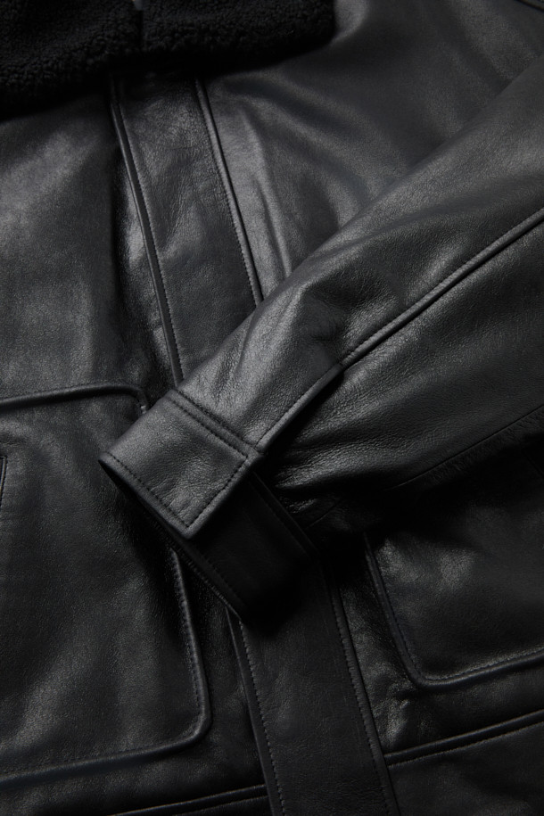 ORENSE(오렌세) 양가죽 카라 탈부착 항공 점퍼는 가을과 겨울, 출근룩과 모임룩을 위한 시크하고 미니멀한 스타일의 아우터입니다. 부드러운 양가죽 소재로 제작되어 고급스러운 촉감을 선사하며, 블랙 컬러의 무지 디자인으로 어떤 옷에도 잘 어울립니다. 크롭 기장의 항공 점퍼 스타일로, 긴 소매와 집업 여밈 방식이 특징입니다. 카라 탈부착이 가능하여 다양한 스타일 연출이 가능하며, 안감은 레이온으로 마감되어 편안한 착용감을 제공합니다.
